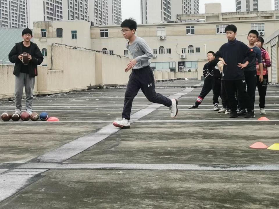 孩子满场跑, 四名 孩子满场跑, 四名